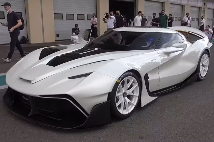 Hồi tháng 5 năm ngoái, một chiếc xe được nghi là Ferrari F125 TDE độ riêng đã xuất hiện ở UAE, và thu hút sự chú ý nhiều người mê siêu xe Ý. Chiếc xe đó giờ đây đã có một cái tên khác là Veloqx Fangio khi nó có màn ra mắt chính thức ở đường đua Yas Marina.