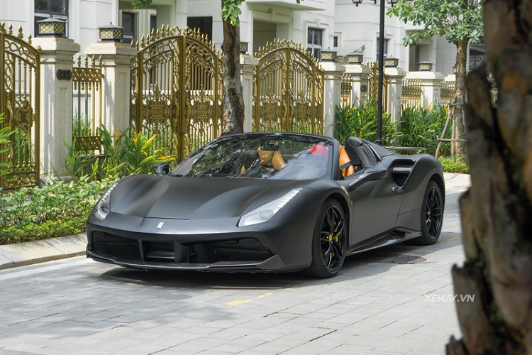 Ở diện mạo, điểm khác biệt rõ rệt nhất giữa Ferrari 488 Spider và Coupe là việc Spider đã không còn tấm mui cứng trên đỉnh nữa, thay vào đó là phần mui vải mềm có thể đóng / mở trong 14 giây bằng một nút bấm đặc biệt.