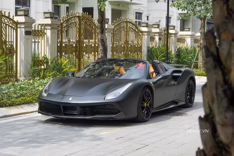 Ở diện mạo, điểm khác biệt rõ rệt nhất giữa Ferrari 488 Spider và Coupe là việc Spider đã không còn tấm mui cứng trên đỉnh nữa, thay vào đó là phần mui vải mềm có thể đóng / mở trong 14 giây bằng một nút bấm đặc biệt.