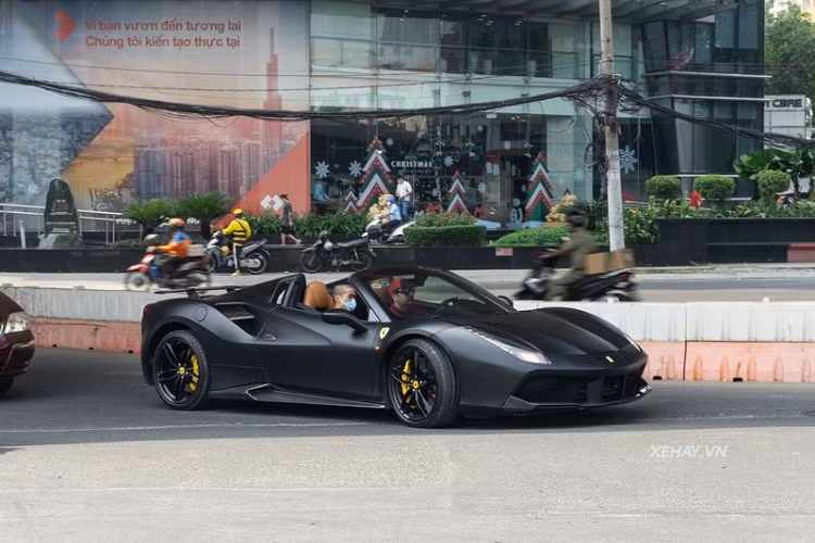 Về cơ bản, Ferrari 488 Spider gần như tương đồng với bản Coupe về mọi mặt từ thiết kế tổng thể cho tới nội thất và hệ truyền động. Xe vẫn sử dụng động cơ tăng áp kép V8 3,9 lít cho ra công suất 660 mã lực và 760Nm mô-men xoắn cực đại. 