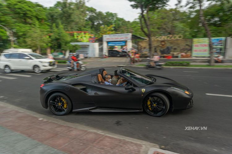 Ngoài ra, phần nắp động cơ của 488 Spider cũng không còn trong suốt nữa, nó đã được thiết kế lại và che giấu toàn bộ động cơ bên dưới.