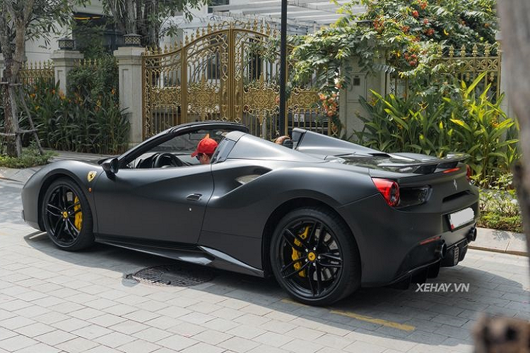 Chiếc Ferrari 488 Spider của ông chủ Pharmacity có ngoại thất màu đen nhám, thật ra đây chỉ là lớp dán decal nhưng trông vẫn rất thật và tạo hiệu ứng thú vị cho siêu xe Ý. Đi kèm là bộ mâm 5 chấu kép sơn đen bóng và kẹp phanh màu vàng nổi bật.