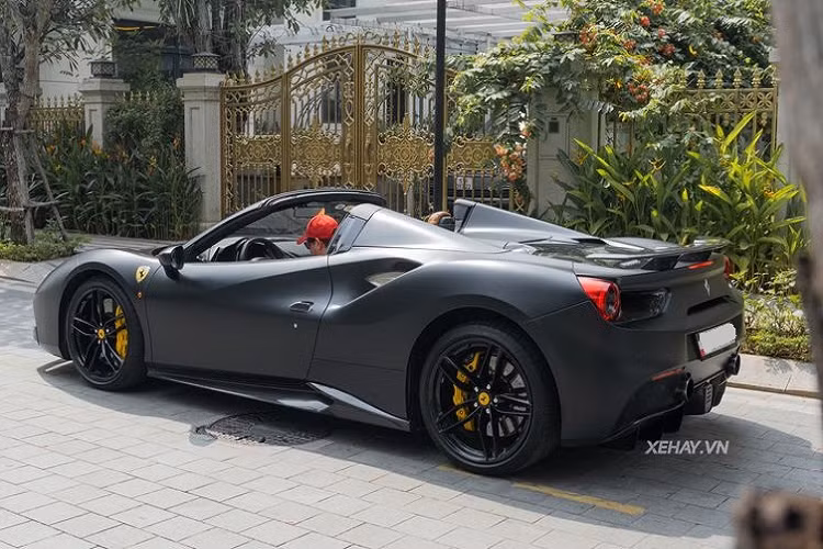 Chiếc Ferrari 488 Spider của ông chủ Pharmacity có ngoại thất màu đen nhám, thật ra đây chỉ là lớp dán decal nhưng trông vẫn rất thật và tạo hiệu ứng thú vị cho siêu xe Ý. Đi kèm là bộ mâm 5 chấu kép sơn đen bóng và kẹp phanh màu vàng nổi bật.