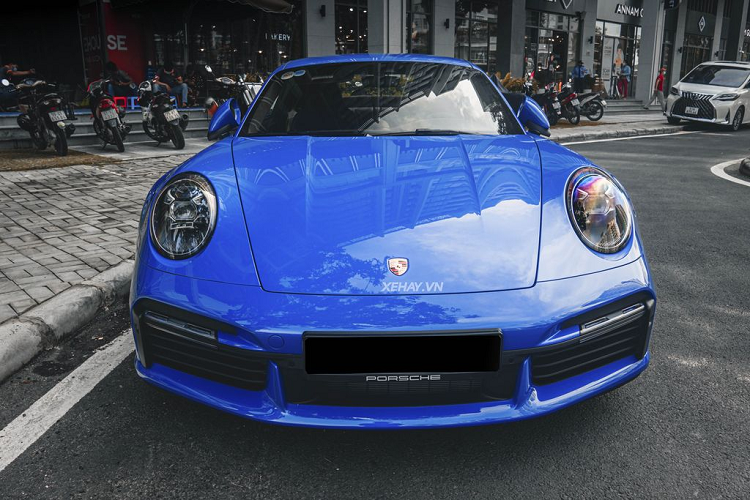 Chiếc Porsche 911 Turbo S đời 992 này được mang về nước theo diện nhập khẩu chính hãng. Xe thuộc sở hữu của một vị đại gia rất kín tiếng, người này cũng từng sở hữu hai chiếc Lamborghini Huracan LP 610-4 và Lamborghini Aventador LP 700-4 vốn cũng thuộc dạng nhập khẩu chính hãng.