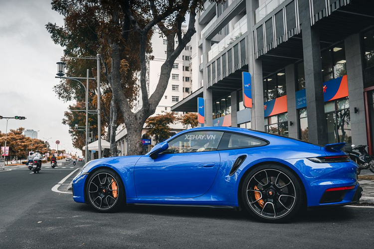 Điểm đặc biệt của chiếc siêu xe Porsche 911 Turbo S này nằm ở lớp sơn ngoại thất màu xanh dương Shark Blue chưa từng xuất hiện trên bất kì chiếc 911 nào trong nước. Theo website của hãng xe Đức, màu sơn này nằm trong danh mục màu sơn đặc biệt và có giá 196 triệu đồng.