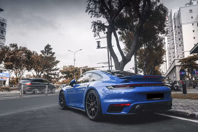 Điểm nổi bật của chiếc xe còn ở tùy chọn bộ mâm 911 Turbo S Exclusive Design kích thước 20 inch phía trước và 21 inch ở phía sau, cắt vát dạng kim cương có giá trị lên đến 250 triệu đồng, ẩn phía sau là cùm phanh vàng nổi bật. Cuối cùng là hệ thống ống xả được sơn đen giá 222 triệu đồng.
