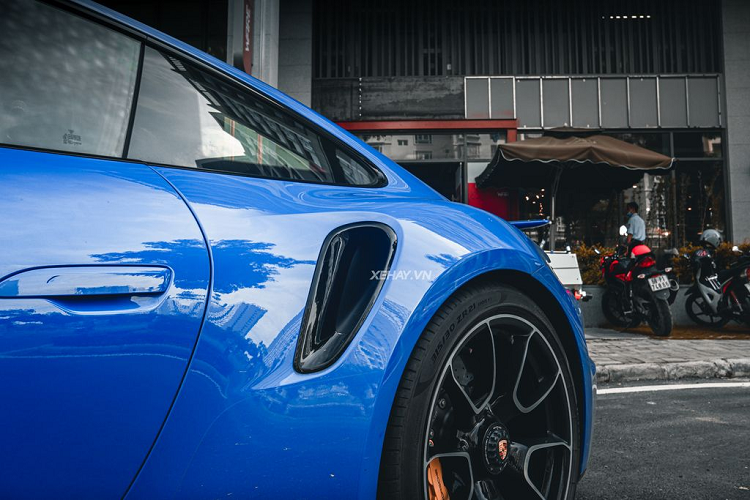 Là phiên bản mạnh nhất của dòng xe 911, chiếc Porsche 911 Turbo S thế hệ 992 hàng thửa này đã được tích hợp thêm một cánh gió cỡ lớn phía sau nhằm tối đa hoá yếu tố khí động học của xe, đặc biệt là ở dải vận tốc lớn. So với thế hệ trước, cản trước của 911 Turbo S đời 992 được tinh chỉnh đôi chút và có thêm hốc gió để cải thiện khả năng làm mát.