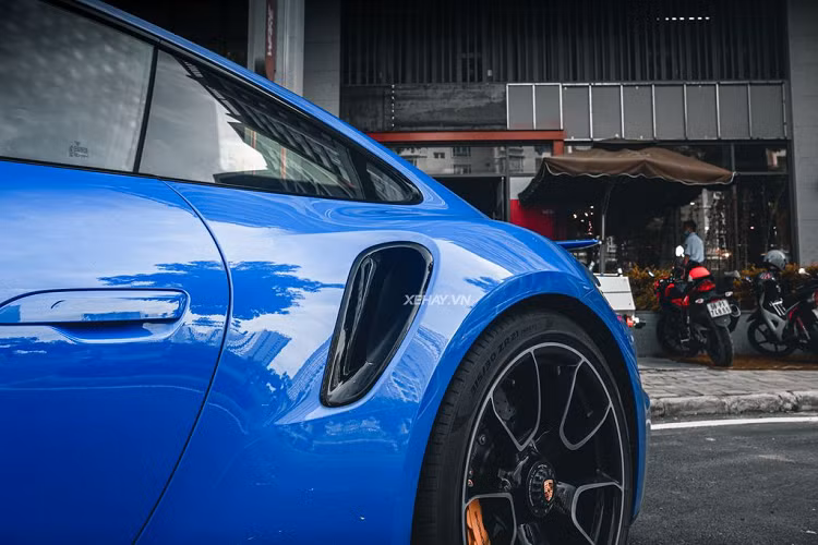 Là phiên bản mạnh nhất của dòng xe 911, chiếc Porsche 911 Turbo S thế hệ 992 hàng thửa này đã được tích hợp thêm một cánh gió cỡ lớn phía sau nhằm tối đa hoá yếu tố khí động học của xe, đặc biệt là ở dải vận tốc lớn. So với thế hệ trước, cản trước của 911 Turbo S đời 992 được tinh chỉnh đôi chút và có thêm hốc gió để cải thiện khả năng làm mát.