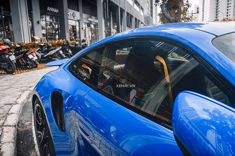 Ngoài thiết kế đèn pha trước và đèn hậu tương đồng với những mẫu 911 khác, biến thể cao cấp và mạnh mẽ nhất trong các dòng xe hai cửa của Porsche sở hữu một số điểm nhấn để dễ dàng phân biệt như hốc gió bên hông, gương cùng dòng chữ "911 Turbo S" nổi bật ở giữa cản sau.