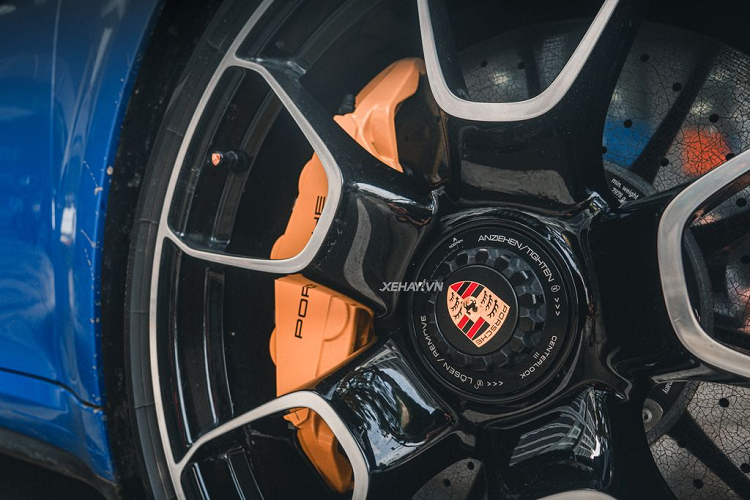 Ở bên trong, 911 Turbo S 2021 được trang bị tiêu chuẩn với nhiều tính năng hiện đại, cao cấp như hệ thống màn hình giải trí kích thước 10,9 inch, màn hình công-tơ-mét dạng LCD, ghế da cao cấp chỉnh điện 18 hướng, ốp trang trí carbon... .