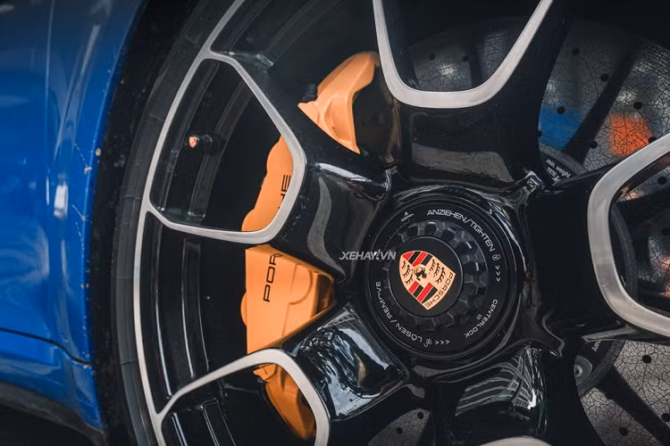 Ở bên trong, 911 Turbo S 2021 được trang bị tiêu chuẩn với nhiều tính năng hiện đại, cao cấp như hệ thống màn hình giải trí kích thước 10,9 inch, màn hình công-tơ-mét dạng LCD, ghế da cao cấp chỉnh điện 18 hướng, ốp trang trí carbon... .