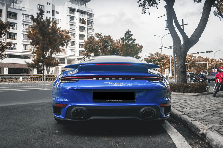 Nếu được trang bị gói hỗ trợ tăng tốc Sport Chrono, Porsche 911 Turbo S chỉ cần 2,7 giây (2,8 giây với bản Cabriolet) để đạt vận tốc 100 km/h từ trạng thái tĩnh. Vận tốc tối đa của xe là 330 km/h.