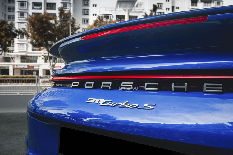 Cung cấp “sức mạnh” cho Porsche 911 Turbo S là khối động cơ 6 xy-lanh (F6), dung tích 3.8L, tăng áp kép, sản sinh công suất tối đa lên đến 641 mã lực và mô-men xoắn cực đại 800 Nm. Đi cùng hộp số tự động ly hợp kép PDK 8 cấp và hệ dẫn động 4 bánh toàn thời gian là trang bị tiêu chuẩn.