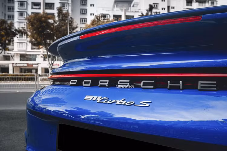 Cung cấp “sức mạnh” cho Porsche 911 Turbo S là khối động cơ 6 xy-lanh (F6), dung tích 3.8L, tăng áp kép, sản sinh công suất tối đa lên đến 641 mã lực và mô-men xoắn cực đại 800 Nm. Đi cùng hộp số tự động ly hợp kép PDK 8 cấp và hệ dẫn động 4 bánh toàn thời gian là trang bị tiêu chuẩn.