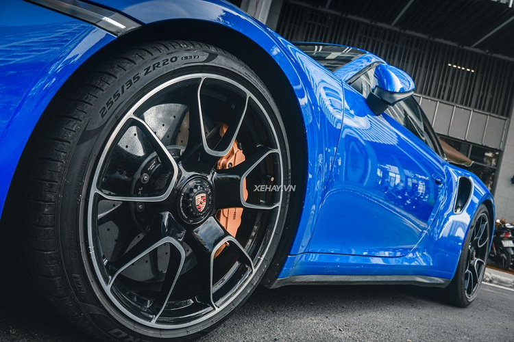 Một số công nghệ hiện đại được tích hợp trên Porsche 911 Turbo S bao gồm: hệ thống treo thích ứng Porsche Active Suspension Management, vi sai chống trượt trung tâm và cho cầu sau, hệ thống kiểm soát khung gầm Porsche Dynamic Chassis Control, chức năng đánh lái bánh sau theo vận tốc, phanh gốm,… .