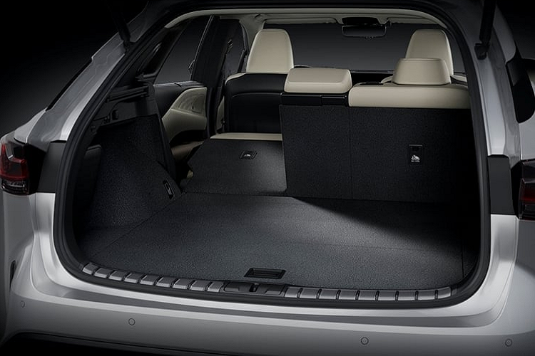 Plus: miễn phí công lao động và phụ tùng thay thế trong 5 năm hoặc 100.000 km (loại trừ phụ tùng xuống cấp). Premium: miễn phí công bảo dưỡng và phụ tùng thay thế định kỳ trong 5 năm hoặc 100.000 km bao gồm phụ tùng xuống cấp.