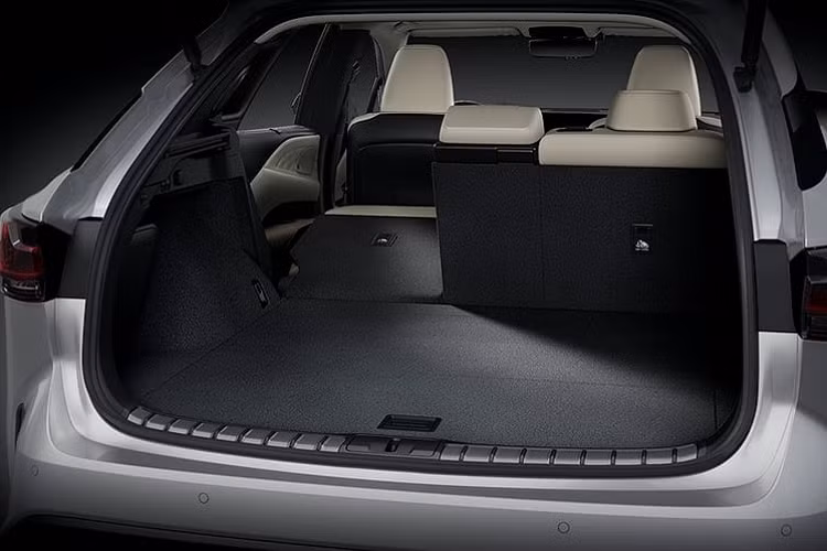 Plus: miễn phí công lao động và phụ tùng thay thế trong 5 năm hoặc 100.000 km (loại trừ phụ tùng xuống cấp). Premium: miễn phí công bảo dưỡng và phụ tùng thay thế định kỳ trong 5 năm hoặc 100.000 km bao gồm phụ tùng xuống cấp.