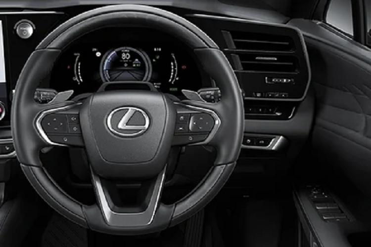 Ngoài ra, 2 mô-tơ điện của Lexus RX 450h+ được cung cấp năng lượng từ khối pin Lithium-ion 18,1 kWh và hệ dẫn động 4 bánh điện tử E-FOUR, cho phép di chuyển quãng đường thuần điện lên đến 87 km và vận tốc tối đa lên đến 135 km/h.