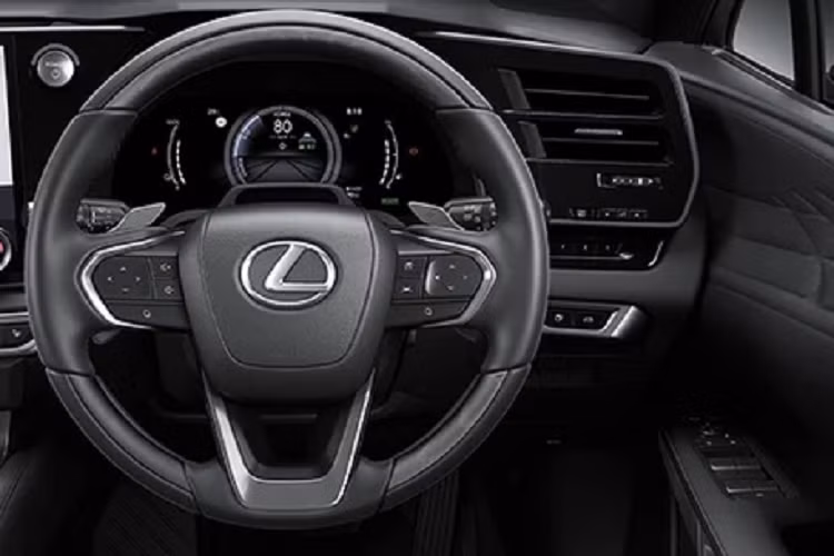 Ngoài ra, 2 mô-tơ điện của Lexus RX 450h+ được cung cấp năng lượng từ khối pin Lithium-ion 18,1 kWh và hệ dẫn động 4 bánh điện tử E-FOUR, cho phép di chuyển quãng đường thuần điện lên đến 87 km và vận tốc tối đa lên đến 135 km/h.