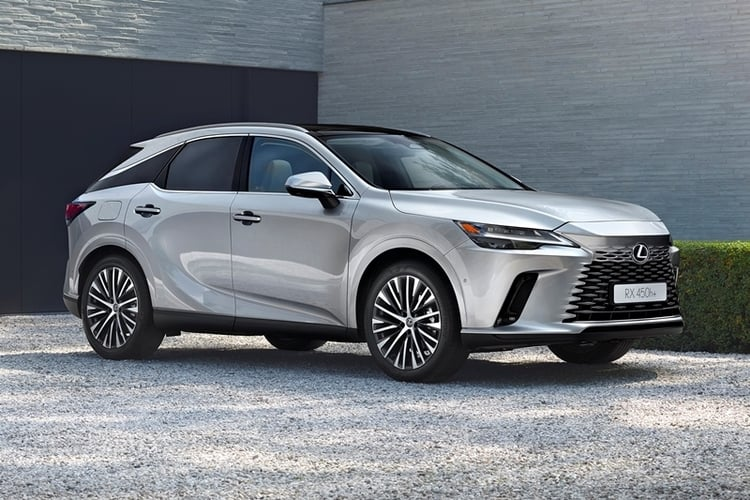  Lexus RX 450h+ 2023 mới vừa ra mắt tại Thái Lan vào ngày 20/12 vừa qua. Tại Thái Lan, mẫu SUV cỡ trung của Lexus được nhập khẩu trực tiếp từ Nhật Bản với 2 phiên bản. Mức giá xe Lexus RX 450h+ 2023 bản Luxury AWD là 4.640.000 baht (khoảng 3,16 tỷ đồng). RX 450h+ Premium AWD là 5.090.000 baht (khoảng 3,47 tỷ đồng)