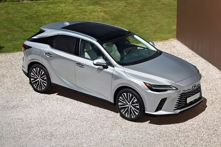 Khách hàng Lexus RX 450h+ cũng sẽ có đến 9 lựa chọn màu ngoại thất gồm: Trắng, Bạc Titanium, Xám Chrome, Bạc Iridium, Xám đậm, Đỏ Mica, Đồng, Xanh lá, Xanh dương Mica. Trong khi nội thất cũng sẽ có 3 màu tùy chọn: Nâu sáng, Đen và Nâu đỏ.