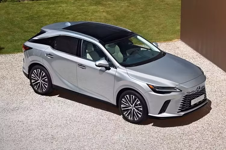 Khách hàng Lexus RX 450h+ cũng sẽ có đến 9 lựa chọn màu ngoại thất gồm: Trắng, Bạc Titanium, Xám Chrome, Bạc Iridium, Xám đậm, Đỏ Mica, Đồng, Xanh lá, Xanh dương Mica. Trong khi nội thất cũng sẽ có 3 màu tùy chọn: Nâu sáng, Đen và Nâu đỏ.