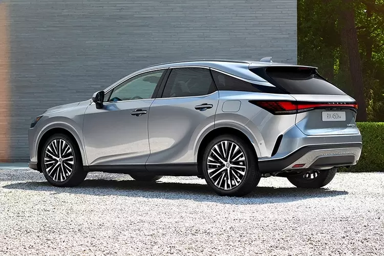 Vô lăng cao cấp với phím bấm cảm ứng. Hỗ trợ người lái còn có màn hình hiển thị kính lái HUD, gương chiếu hậu trong Digital, hệ thống hỗ trợ đỗ xe tự động Auto Parking Assist và hệ thống treo biến thiên thích ứng AVS.