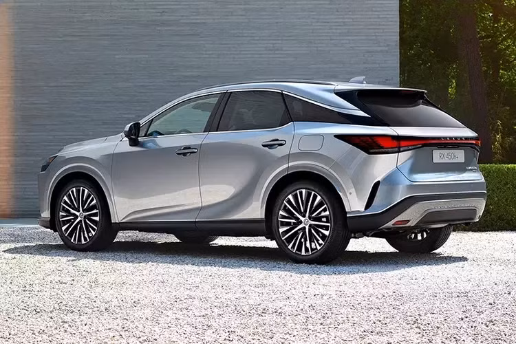 Vô lăng cao cấp với phím bấm cảm ứng. Hỗ trợ người lái còn có màn hình hiển thị kính lái HUD, gương chiếu hậu trong Digital, hệ thống hỗ trợ đỗ xe tự động Auto Parking Assist và hệ thống treo biến thiên thích ứng AVS.