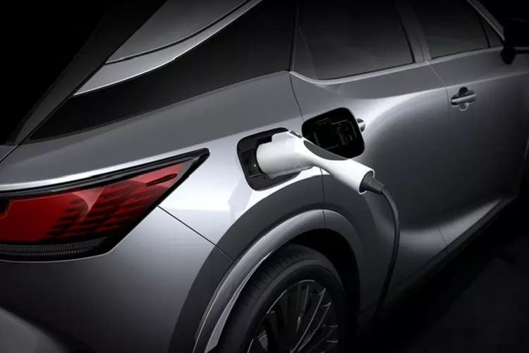 Kích thước tổng thể DxRxC của Lexus RX 450h+ 2023 hạng sang lần lượt là 4.890 x 1.920 x 1.695 (mm). Chiều dài cơ sở đạt 2.850 mm. So với thế hệ tiền nhiệm, mẫu xe mới có kích thước khá tương đồng, chỉ có chiều rộng nhỉnh hơn 25 mm và chiều dài cơ sở tăng thêm 60 mm.