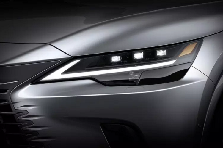 Nổi bật nhất trên Lexus RX 450h+ chính là khối động cơ Plug-in Hybrid hoàn toàn mới. Mô hình kết hợp động cơ xăng 2.5L cho công suất 185 mã lực và mô-men xoắn 228 Nm, đi kèm với 2 mô-tơ điện đặt ở 2 đầu mỗi trục dẫn động.