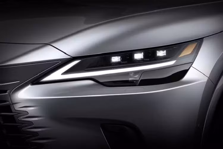 Nổi bật nhất trên Lexus RX 450h+ chính là khối động cơ Plug-in Hybrid hoàn toàn mới. Mô hình kết hợp động cơ xăng 2.5L cho công suất 185 mã lực và mô-men xoắn 228 Nm, đi kèm với 2 mô-tơ điện đặt ở 2 đầu mỗi trục dẫn động.