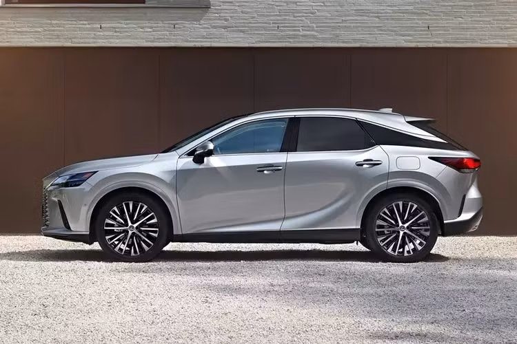 Tại Thái Lan, Lexus RX 450h+ được bảo hành 4 năm và không giới hạn km. Riêng bộ pin Hybrid được bảo hành 10 năm và không giới hạn km. Khách hàng có thể tham gia gói bảo dưỡng tùy chọn Lexus Exclusive Package với 3 cấp độ: Standard: miễn phí công bảo dưỡng cho 5 năm hoặc 100.000 km.