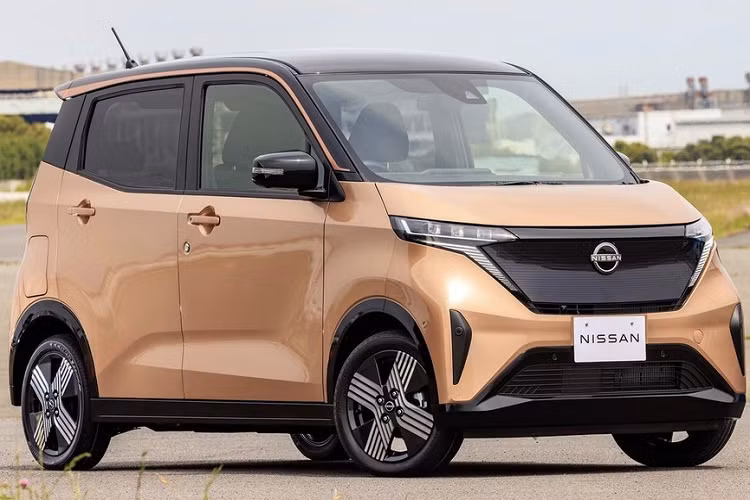 Như thông tin đã đưa, Nissan Sakura vốn là xe kei car nên có kích thước khá nhỏ gọn, bao gồm chiều dài 3.395 mm, chiều rộng 1.475 mm, chiều cao 1.655 mm và chiều dài cơ sở 2.495 mm. Nhờ đó, xe có bán kính vòng quay chỉ 4,8 m, rất phù hợp với các thành phố tại Nhật Bản. Ngoài ra, đây còn là một trong những mẫu ôtô điện nhẹ nhất trên thị trường với trọng lượng chỉ 1.070 kg ở bản tiêu chuẩn và 1.080 kg ở bản đủ.