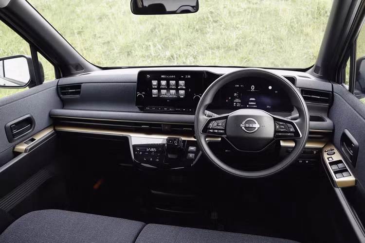 Tuy có kích thước nhỏ nhưng Nissan Sakura vẫn mang trên mình không gian nội thất khá rộng rãi với 4 chỗ ngồi và khoang hành lý 107 lít.