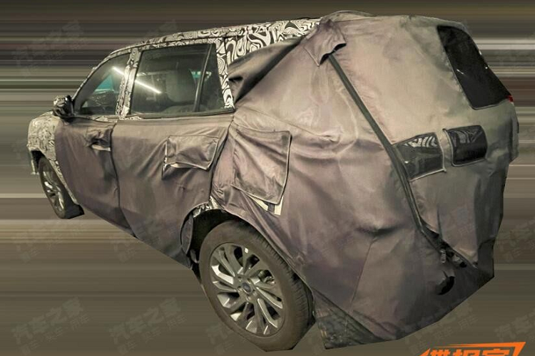 Tương tự ngoại thất, nội thất của Ford Territory cũng được thổi làn gió mới. Sự thay đổi đáng chú ý nhất của mẫu xe này chính là màn hình cỡ lớn, nằm độc lập trên mặt táp-lô. Khác với phiên bản cũ, bảng đồng hồ kỹ thuật số của Ford Territory mới sẽ được nối liền với màn hình thông tin giải trí, tương tự Evos, Mondeo và Explorer mới.