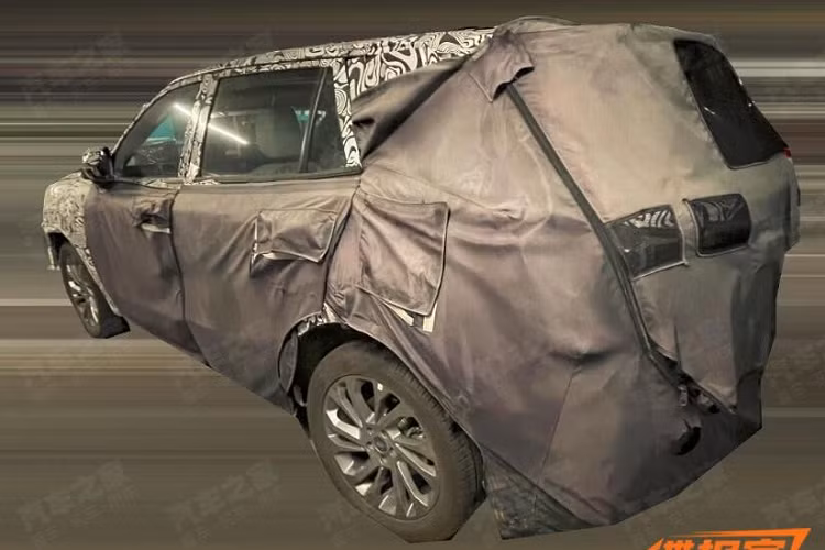 Tương tự ngoại thất, nội thất của Ford Territory cũng được thổi làn gió mới. Sự thay đổi đáng chú ý nhất của mẫu xe này chính là màn hình cỡ lớn, nằm độc lập trên mặt táp-lô. Khác với phiên bản cũ, bảng đồng hồ kỹ thuật số của Ford Territory mới sẽ được nối liền với màn hình thông tin giải trí, tương tự Evos, Mondeo và Explorer mới.