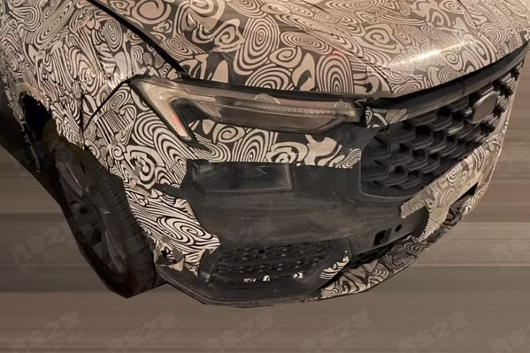 Tuy nhiên, mãi đến nay, mẫu xe SUV Ford Territory cỡ C này vẫn chưa trình làng tại Việt Nam. Trong khi người tiêu dùng Việt Nam vẫn đang "chờ dài cổ" thì khách hàng Trung Quốc lại chuẩn bị đón nhận phiên bản mới của Ford Territory. Những hình ảnh chụp phiên bản mới của mẫu xe này trên đường thử tại Trung Quốc đã chứng tỏ điều đó.