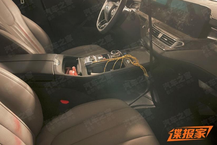 Tương tự các mẫu xe mới kể trên, Ford Territory cũng được trang bị hệ thống đèn 2 tầng trên đầu xe. Trong đó, đèn LED định vị ban ngày sẽ có thiết kế thanh mảnh, gợi liên tưởng đến móc câu, và nối liền với lưới tản nhiệt. Nằm bên dưới dải đèn LED định vị ban ngày là cụm đèn pha chính với thiết kế vuông vắn.