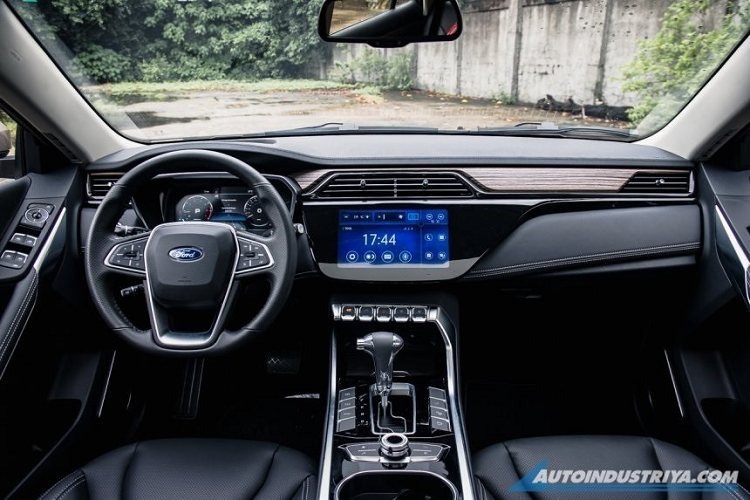 Ngoài ra, Ford Territory mới còn được bổ sung lưới tản nhiệt lớn hơn phiên bản cũ và thiết kế mắt lưới đa điểm. Ở hai góc cản trước có thêm khe gió mới. Đáng tiếc là thiết kế đằng sau của Ford Territory mới không được hé lộ nhiều. Dự đoán, mẫu SUV cỡ nhỏ này sẽ có đèn hậu LED với thiết kế hình chữ "C" giống với người anh em Ford Evos 2022.