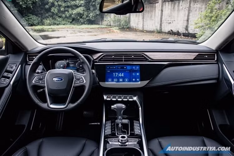 Ngoài ra, Ford Territory mới còn được bổ sung lưới tản nhiệt lớn hơn phiên bản cũ và thiết kế mắt lưới đa điểm. Ở hai góc cản trước có thêm khe gió mới. Đáng tiếc là thiết kế đằng sau của Ford Territory mới không được hé lộ nhiều. Dự đoán, mẫu SUV cỡ nhỏ này sẽ có đèn hậu LED với thiết kế hình chữ "C" giống với người anh em Ford Evos 2022.