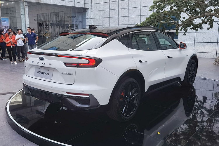 Chiếc Ford Territory xuất hiện trên đường thử đã được ngụy trang kín mít. Tuy nhiên, chúng ta vẫn có thể nhận phong cách thiết kế mới của hãng Ford trên mẫu xe này. Trước Territory, đã có một số mẫu xe Ford được áp dụng ngôn ngữ thiết kế này như Evos, Mondeo, Equator và Equator Sport.