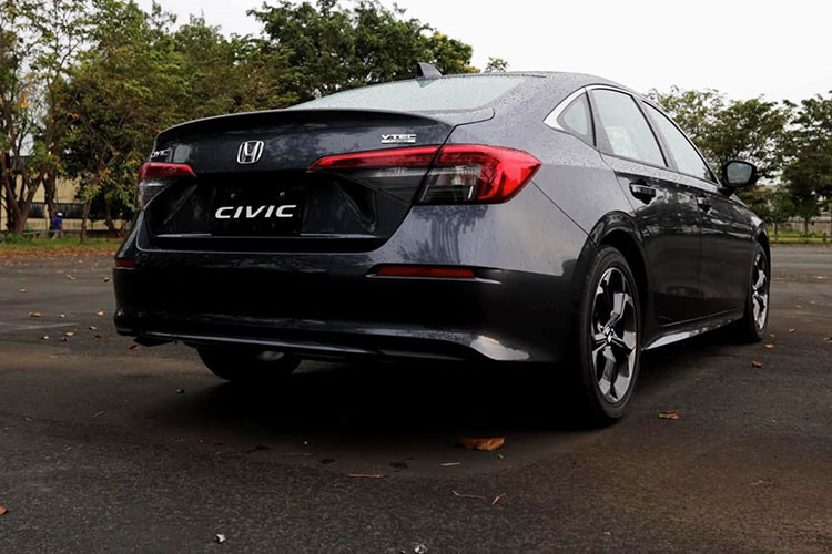 Di chuyển ra phía sau, dải đèn hậu LED được tinh chỉnh lại tương tự như dải đèn LED chạy ban ngày ở phía trước. Phần đuôi xe được cải tiến khiến Civic 2022 không chỉ trông hiện đại và cao cấp hơn mà còn tăng thêm hiệu quả về mặt khí động học.