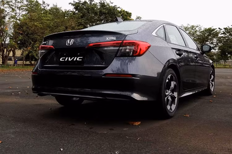 Di chuyển ra phía sau, dải đèn hậu LED được tinh chỉnh lại tương tự như dải đèn LED chạy ban ngày ở phía trước. Phần đuôi xe được cải tiến khiến Civic 2022 không chỉ trông hiện đại và cao cấp hơn mà còn tăng thêm hiệu quả về mặt khí động học.
