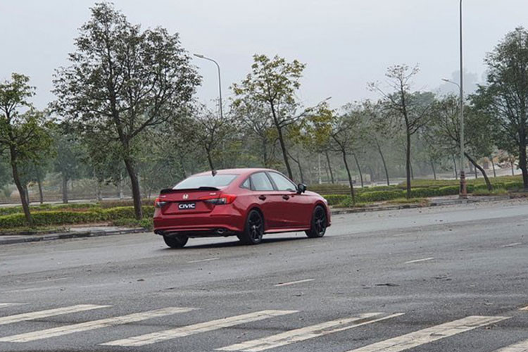 Về truyền động, Honda Civic 2022 được trang bị động cơ tăng áp 1.5L DOHC VTEC, sản sinh công suất 178 mã lực tại 6.000 vòng/phút và mô-men xoắn 240 Nm từ 1.700-4.500 vòng/phút.
