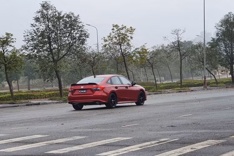 Về truyền động, Honda Civic 2022 được trang bị động cơ tăng áp 1.5L DOHC VTEC, sản sinh công suất 178 mã lực tại 6.000 vòng/phút và mô-men xoắn 240 Nm từ 1.700-4.500 vòng/phút.