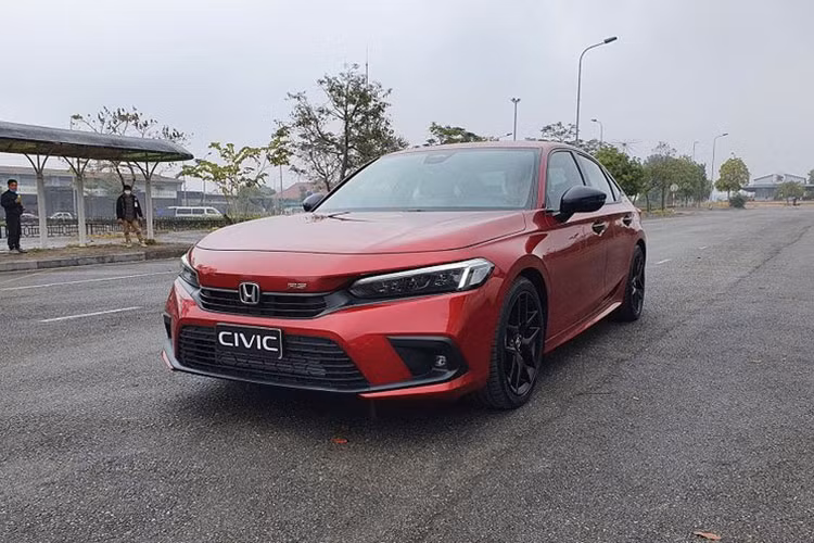 Động cơ này đi kèm hộp số tự động vô cấp CVT và hệ dẫn động cầu trước. Xe có ba chế độ lái gồm: ECON, Normal và Sport (chỉ dành cho RS). Mức giá xe Honda Civic 2022 tại Việt Nam chưa được công bố, nhưng dự kiến tăng nhẹ so với thế hệ hiện tại.