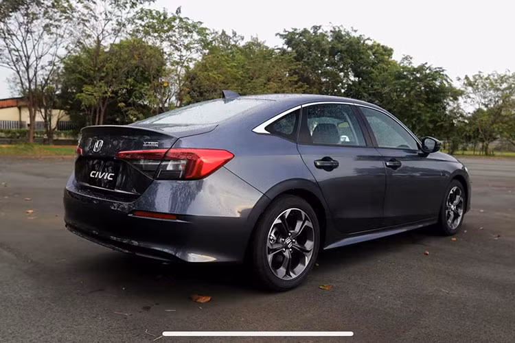 Cụ thể, Honda Civic thế hệ 11 tại Việt Nam vẫn có kiểu dáng mới tương tự xe tại Thái Lan với phong cách thiết kế tối giản. Phần đầu xe được trang bị cụm đèn pha LED sắc sảo đi kèm đèn ngày hình chữ L, được bố trí nằm liền khối với bộ lưới tản nhiệt mới. 