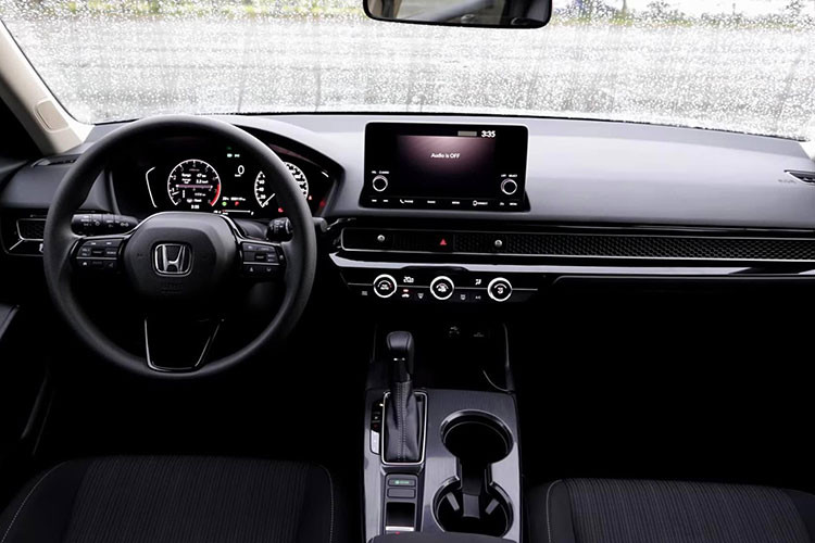 Bên trong cabin, Honda Civic G 2022 được cung cấp một loạt các trang bị, tính năng nổi bật như màn hình giải trí 7 inch hiện diện giữa trung tâm bảng táp-lô, hệ thống ghế bọc nỉ, hệ thống âm thanh 8 loa, đề nổ từ xa, gói công nghệ an toàn nâng cao Honda Sensing, nhưng không có camera theo dõi làn đường (Lane Watch).