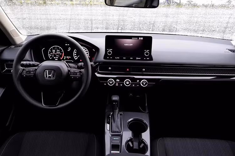 Bên trong cabin, Honda Civic G 2022 được cung cấp một loạt các trang bị, tính năng nổi bật như màn hình giải trí 7 inch hiện diện giữa trung tâm bảng táp-lô, hệ thống ghế bọc nỉ, hệ thống âm thanh 8 loa, đề nổ từ xa, gói công nghệ an toàn nâng cao Honda Sensing, nhưng không có camera theo dõi làn đường (Lane Watch).