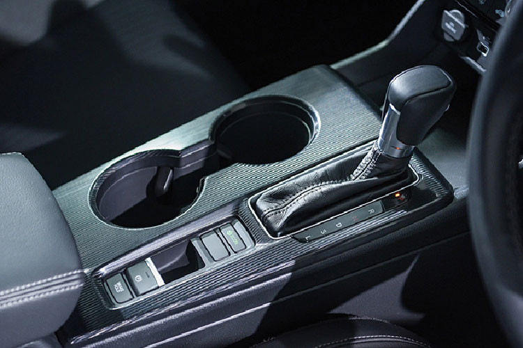 So với Honda Civic E 2022, phiên bản G được bổ sung thêm cửa gió điều hòa hàng ghế sau, tính năng gập gương tự động. Nhưng khi so với bản RS, Honda Civic G 2022 lại không có chế độ lái Sport và lẫy chuyển số sau vô-lăng. Đặc biệt, Civic G 2022 sẽ được cung cấp tuỳ chọn sơn ngoại thất màu Morning Mist Blue Metallic độc quyền.